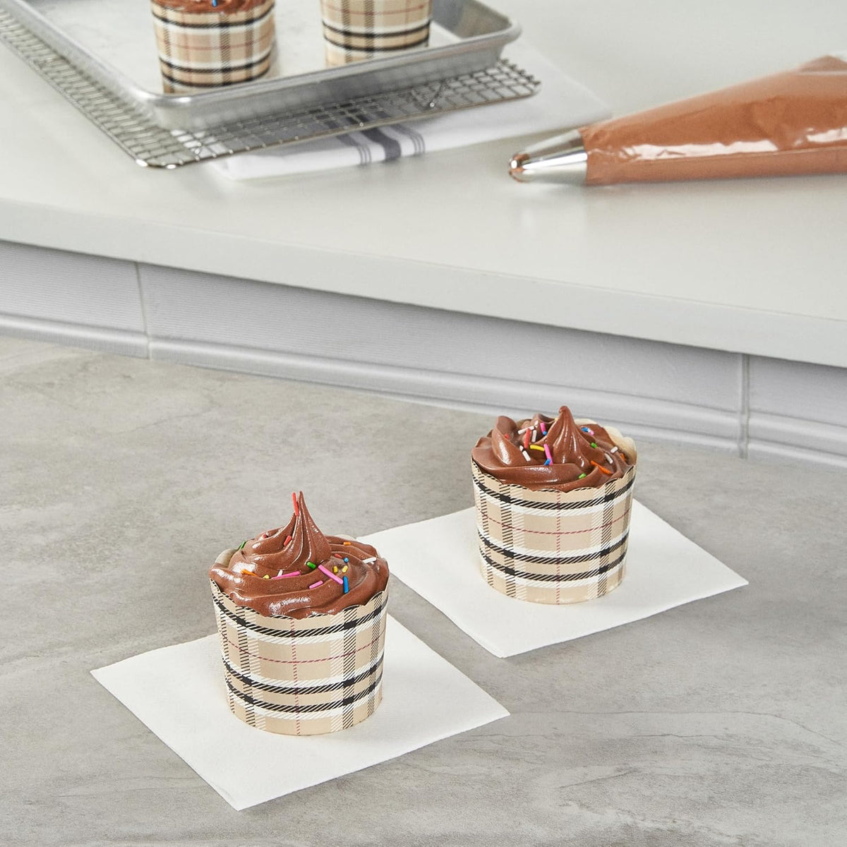 Panificio 6 Ounce Cupcake Wrappers, 200 Scalloped Baking Cups - Oven-Ready, Greaseproof, Plaid