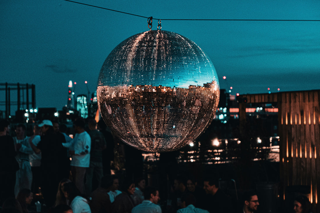 Minimalist Party Decor That Still Pops