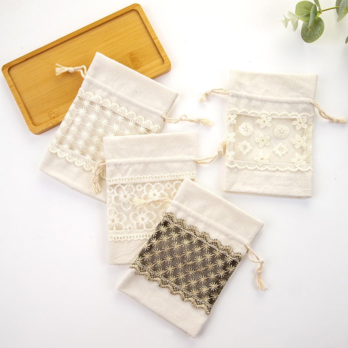 Snadulor 16 Pcs Organza Burlap Gift Bags Lace Burlap Organza Favor jewelry Pouch Bags for Christmas