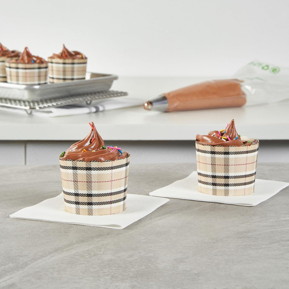 Panificio 6 Ounce Cupcake Wrappers, 200 Scalloped Baking Cups - Oven-Ready, Greaseproof, Plaid