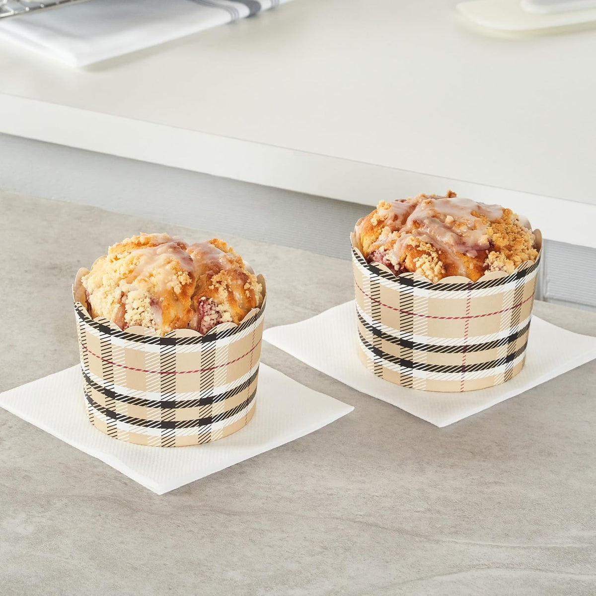 Panificio 10 Ounce Cupcake Wrappers, 200 Scalloped Baking Cups - Oven-Ready, Greaseproof, Plaid