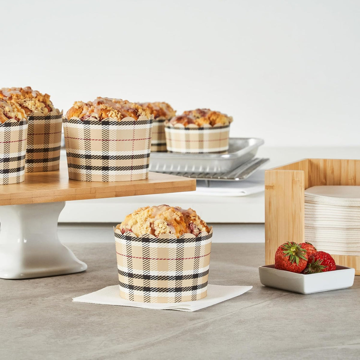 Panificio 10 Ounce Cupcake Wrappers, 200 Scalloped Baking Cups - Oven-Ready, Greaseproof, Plaid