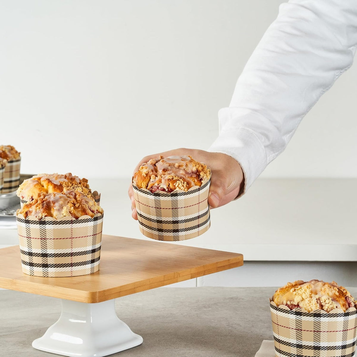 Panificio 10 Ounce Cupcake Wrappers, 200 Scalloped Baking Cups - Oven-Ready, Greaseproof, Plaid